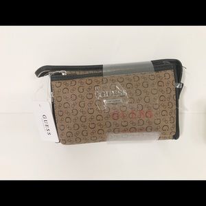 🌸New🌸Guess 2 pack zip closure cosmetic bags set